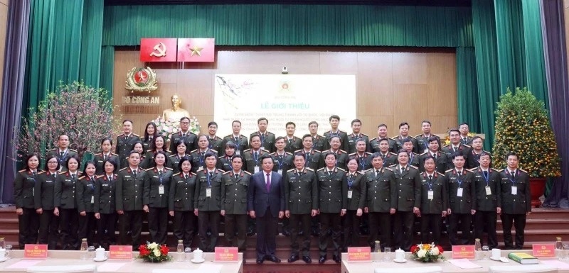 Ban tổ chức tặng sách các đồng chí lãnh đạo và các đại biểu dự buổi lễ.